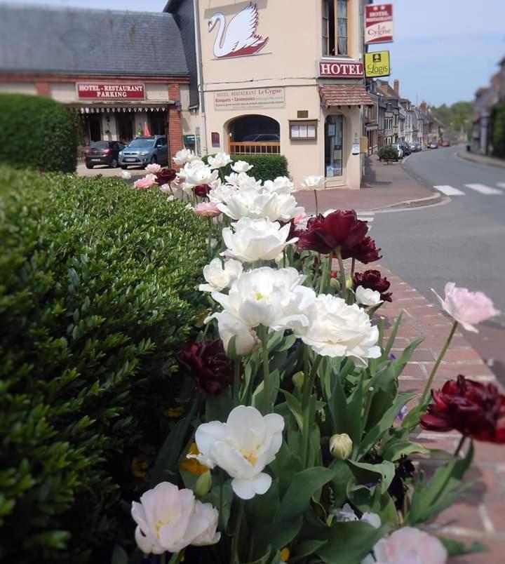 Hotel Restaurant Le Cygne Conches-en-Ouche Eksteriør bilde